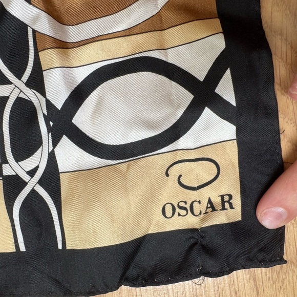 OSCAR DE LA RENTA Scarf (FLAWED) - Picture 6 of 8